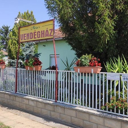 ホテルOpusztaszeri Mozes Vendeghaz エクステリア 写真