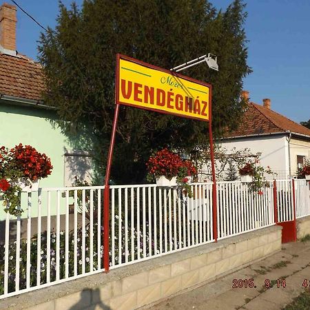 ホテルOpusztaszeri Mozes Vendeghaz エクステリア 写真